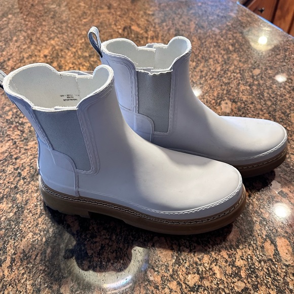 HUNTER WOMEN REFINED STITCH DETAIL SLIM FIT CHELSEA BOOTS White Sz 8 EUC - Picture 1 of 7